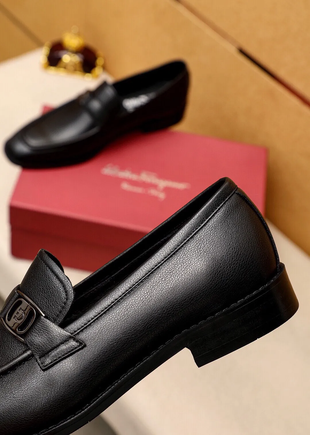 Men's shoes 💰400 💐 Product trademark: Ferragamo "Ferragamo" casual leather shoes Regular size: 39-44 (38.45.46🉑️customized) Product materials: Selected imported calfskin upper + classic hardware buckle, imported pig leather lining. Strong three-dimensional visual effect, non-slip and wear-resistant combination outsole Color: 1⃣️color optional